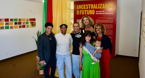 Coletivo Retratação na exposição Ancestralizando o Futuro - Retratos de Resistência Quilombola.  Da direita para a esquerda: Werick Mendes Amorim, Ester Cruz, Webert da Cruz, Crystal Iconic, Ramona Jucá e seu bebê Kenai, Ciellen Selene | Ana Flávia Barbosa / HUB Peregum 
